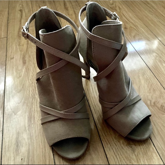 Christian Siriano tan open toe stiletto heels 71/2 - Picture 6 of 6